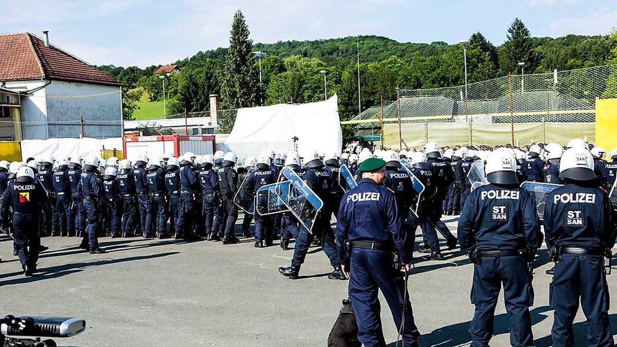 Rund 500 Polizisten und 200 Soldaten waren eingesetzt