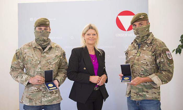 Verteidigungsministerin Klaudia Tanner bedankte nach der Rückkehr bei den beiden Jagdkommando-Soldaten