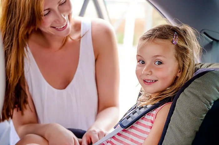 Kopf und Halswirbelsäule sind am stärksten gefährdet, daher sollte bis zum Ende der Kindersitzpflicht ein Sitz mit Rückenlehne und Kopfstütze verwendet werden. Außerdem dürfen Kinder bei sommerlichen Temperaturen nie (!) im Auto gelassen werden!