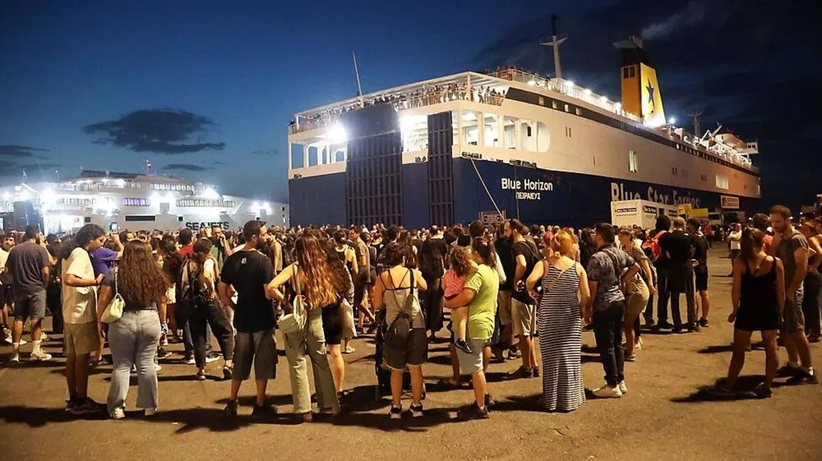 Proteste im Hafen von Piräus am Mittwochabend vor der Fähre "Blue Horizon"