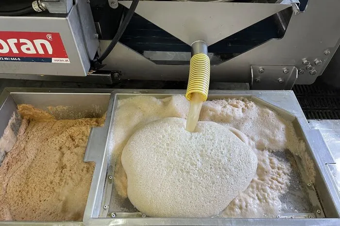 Der Apfelsaft wird dann noch weiter gefiltet.