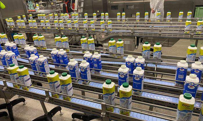 Milchproduktion bei der Kärnntermilch. Alle Verschlusskappen werden weiß.