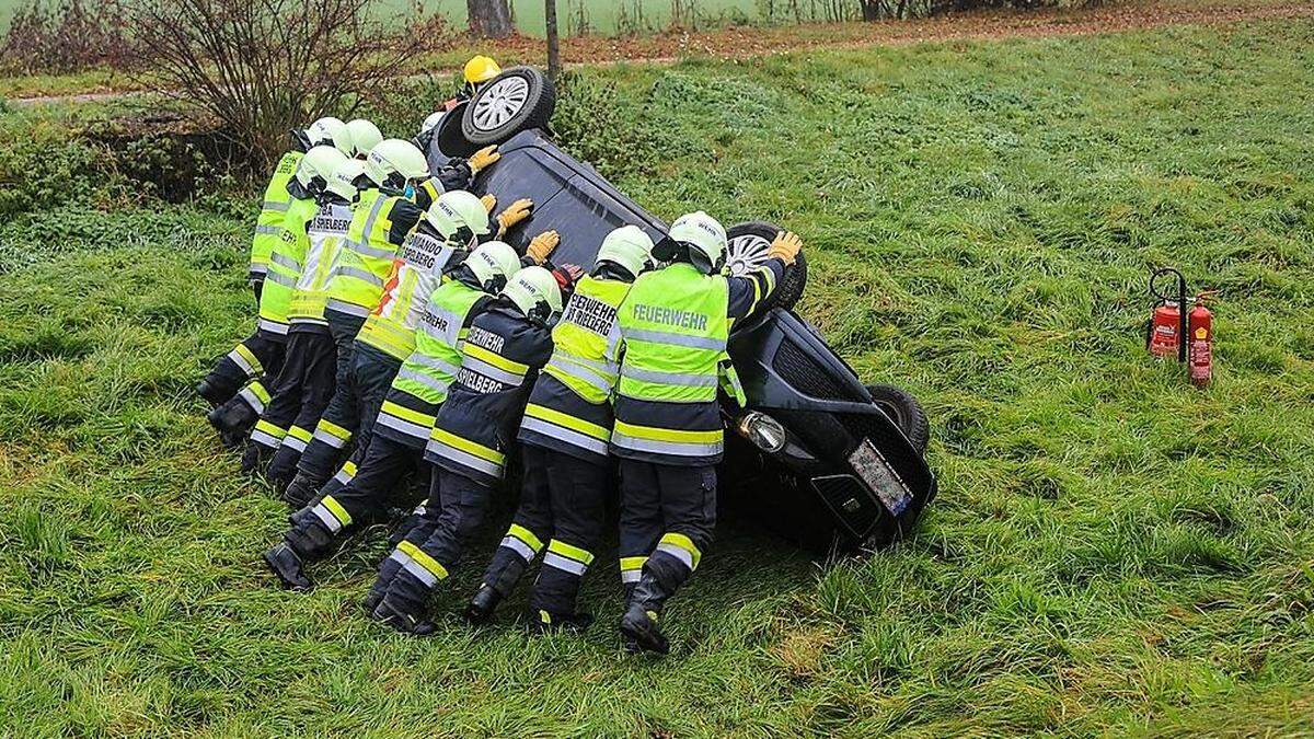 Das am Dach liegende Auto wurde händisch wieder auf die Räder gestellt