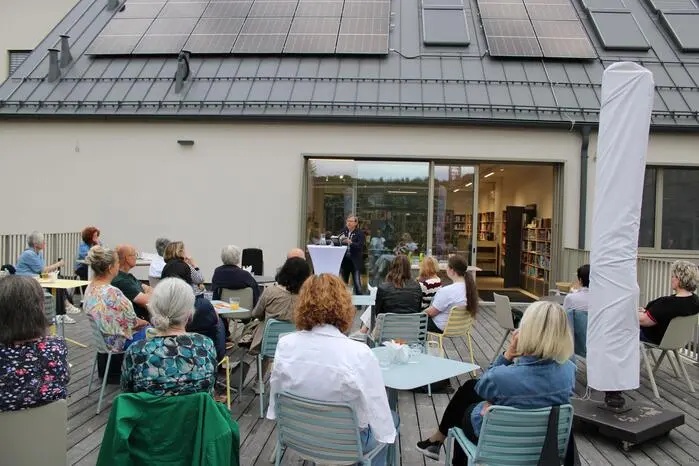 Darin wird der Franziskanernovize Elias tot am Sebastianifriedhof in Salzburg aufgefunden. Ein packender Krimi rund um den Diebstahl von Kulturgut und Kontakte in rechtsextreme Kreise entwickelt sich. Diese Spannung konnte der Salzburger Autor auch bei der Lesung in Voitsberg vermitteln und Satz für Satz steigern. 