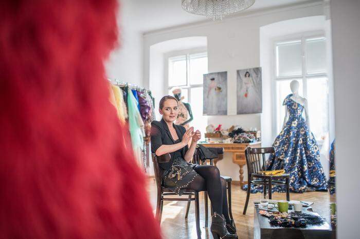 Designerin Eva Poleschinski in ihrem Atelier in Wien