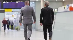 FPÖ Landesparteiobmann Mario Kunasek (links) und Landeshauptmann Christopher Drexler (ÖVP) anlässlich des Beginns der Koalitionsverhandlungen zwischen FPÖ und ÖVP  am Flughafen Graz Thalerhof