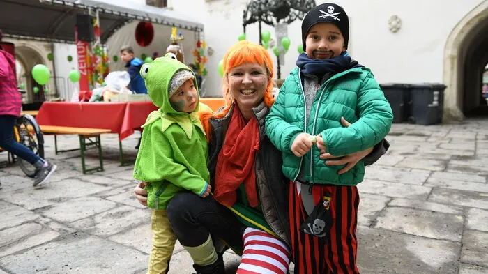 Die Kleinen sind beim Kleine-Kinderzeitung-Fasching die Allerersten und starteten bereits um 10 Uhr im Landhaushof.
