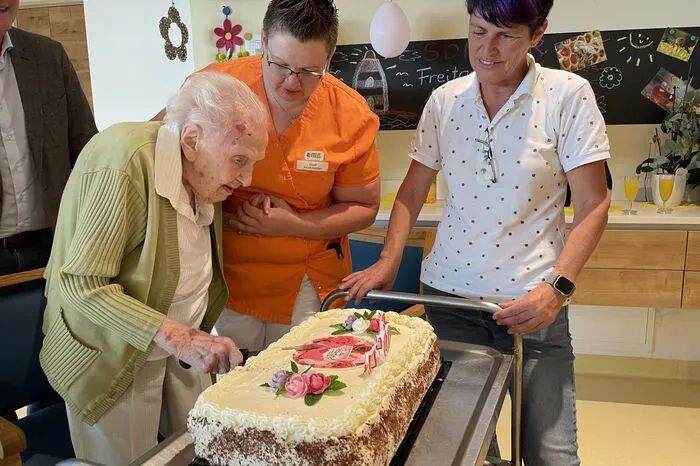 Den Anschnitt des besonderen Kuchens - Eierlikörtorte, versteht sich - übernahm Strohrigel mithilfe von Pflegedienstleiterin Alexandra Peinsipp und Nicole Korherr, stellvertretende Leiterin der Wohngruppen, selbst.