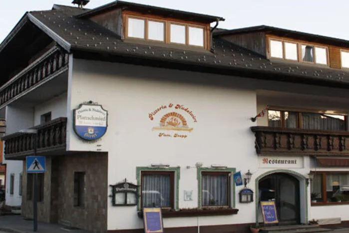 Dieses traditionsreiche Dorfgasthaus in Guttaring war früher eine Schmiede, die wahrscheinlich schon den alten Römern gedient hat. Sieben Zimmer, eine Wohnung und ein großes Lokal sind inbegriffen. Preis: 590 000 Euro