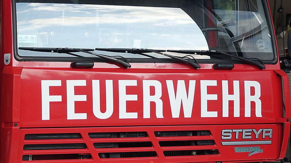 Die alarmierte Feuerwehr reagierte schnell, unter anderem mit einer Ölsperre