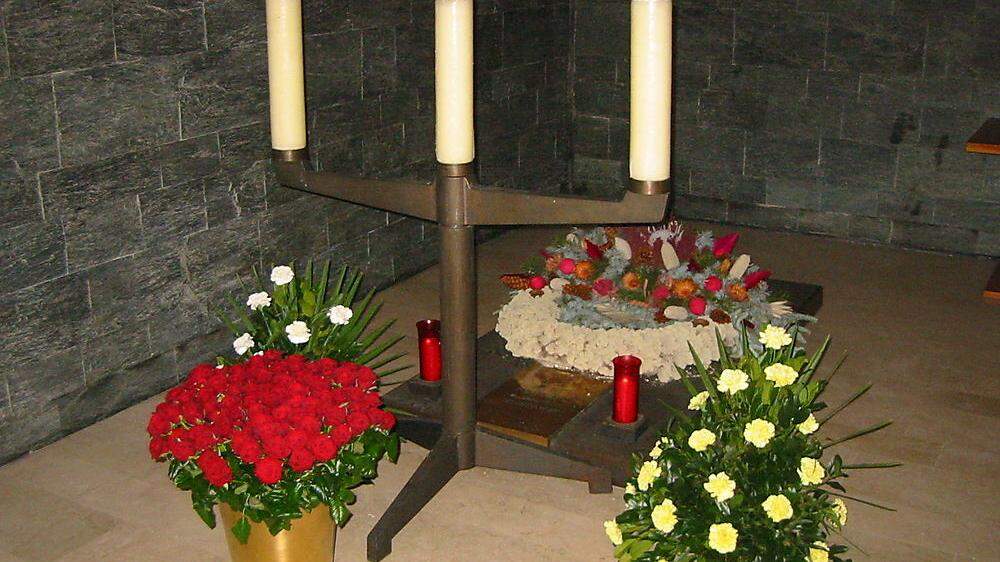Die Grabstätte von Helmut Horten in der Hubertuskirche in Sekirn. Auf der Marmor-Grabplatte liegen immer 78 langstielige rote Rosen