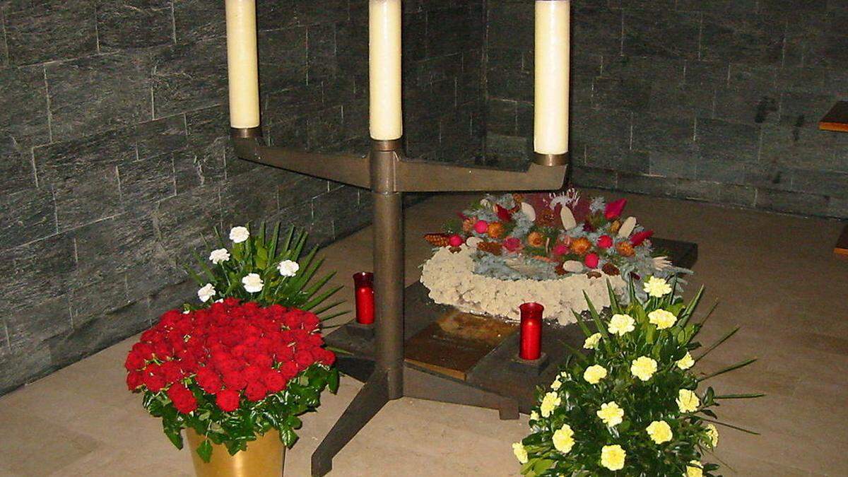 Die Grabstätte von Helmut Horten in der Hubertuskirche in Sekirn. Auf der Marmor-Grabplatte liegen immer 78 langstielige rote Rosen