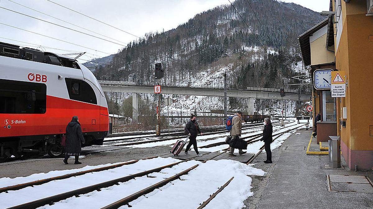 Endstation für die Bahn, weiter in die Steiermark geht es nur mit dem Bus