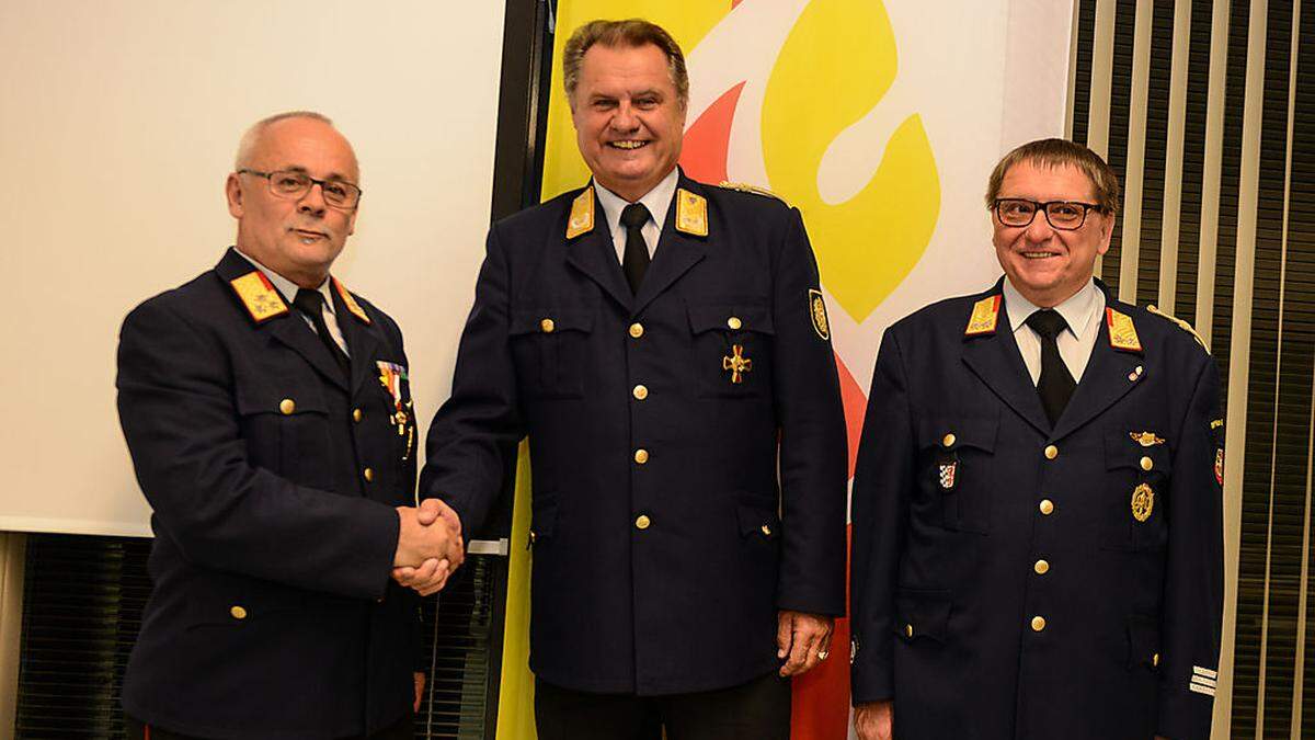 Josef Meschik gratuliert dem wieder gewählten Bezirksfeuerwehrkommandanten Helmut Blažej (links), sein Stellvertreter bleibt Werner Opetnik