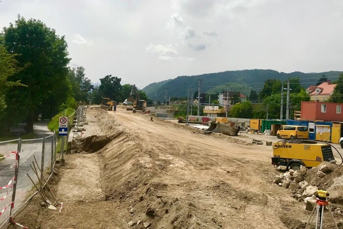 Die Zufahrt zur Kilzerbrücke ist ab der Kreuzung mit dem Bichlweg gesperrt. Von dort aus führt die Umleitung über die Ossiacher Zeile/ B 83 Kärntner Straße, die B 86 Villacher Straße und die Villacher Schächtestraße. Die Italiener Straße wird ab Höhe KMF/Tankstelle als Einbahn geführt.