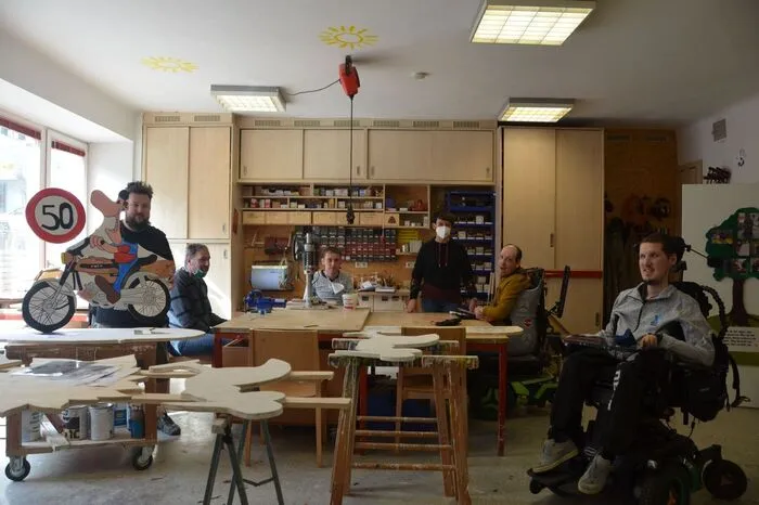 Peter Mautner, Ferdinand Höller, Erwin Mohr, Birgit Zottler, Thomas Königshofer und Christoph Jäkel in der Holzwerkstätte.