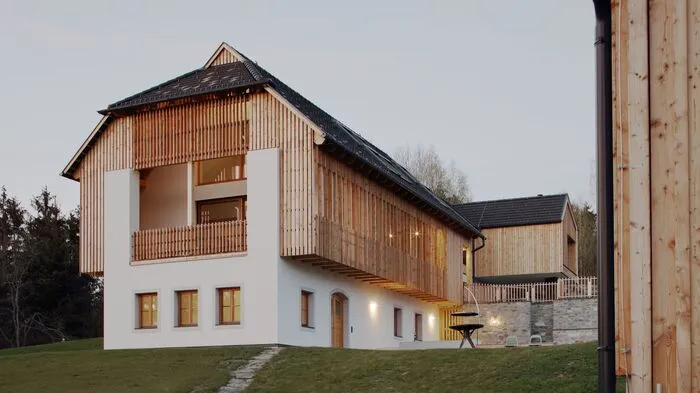 Viel Lärchenholz umhüllt die traditionelle Kubatur.