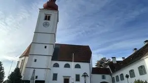 Der Stradener Pfarrer Johannes Lang feiert gemeinsam mit dem Kirchenchor Dietersdorf in Tieschen die Heilige Messe und greift dabei das Jahresmotto auf