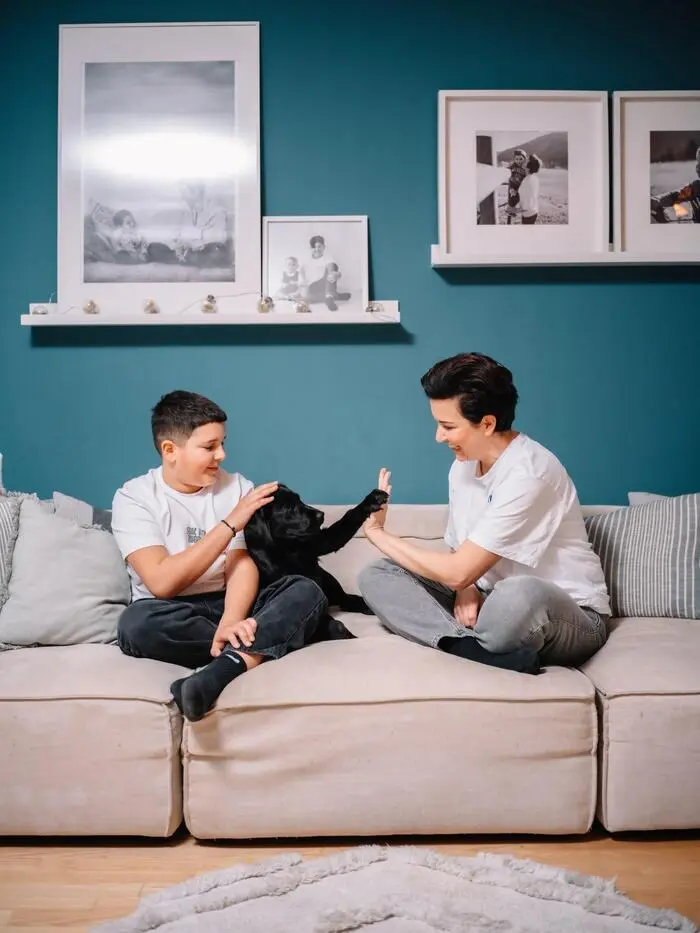 Tici Kaspar mit ihrem Sohn Paul (13) und Labrador Pablo