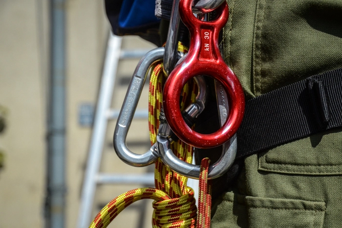 Im Bereich der Menschenrettung und Absturzsicherung steht Sicherheit stets an erster Stelle, daher stellten das korrekte Anlegen des Klettergeschirrs und die richtige Handhabung der Ausrüstung den ersten Teil der Übung dar.