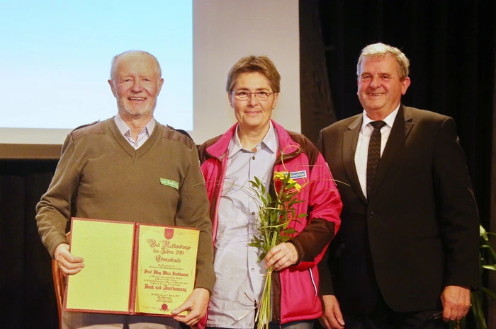 Seit 1978 ist Max Fochtmann bei der Berg- und Naturwacht. Zehn Jahre lang leitete der ehemalige Biologieprofessor am Borg Bad Radkersburg, der auch einige Jahre in einem afrikanischen Gymnasium unterrichtete, die Ortseinsatzstelle Bad Radkersburg. Er kennt die Mur-Auen wie seine Westentasche und hat eine Leidenschaft für den Vogelschutz. Dafür wurde er „Radkersburger des Jahres“ in der Kategorie Naturschutz.
