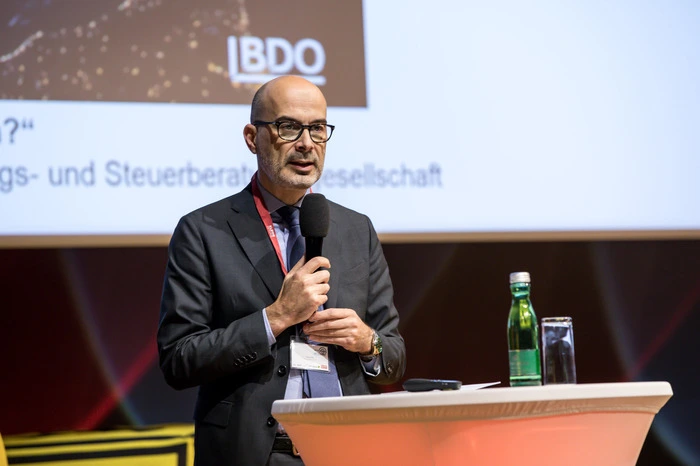 BDO-Partner Peter Pilz erörterte in seinem Fachvortrag u. a. die Frage: „Lokal global – ein Widerspruch in sich?“ . . .
