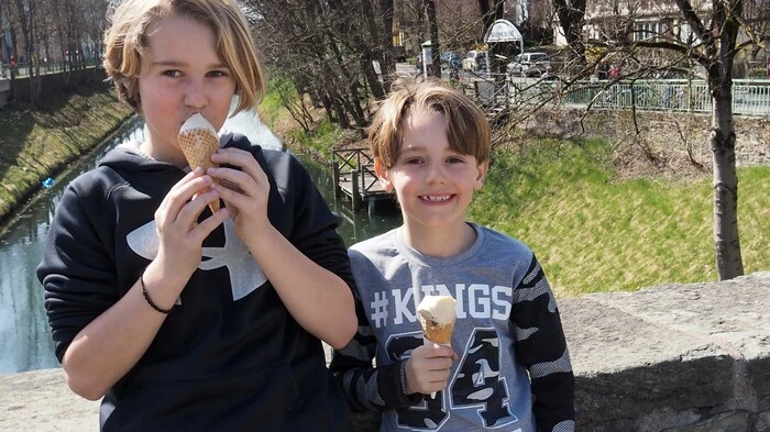 Seit diesem Wochenende haben beide Eiscafés bei der Steinernen Brücke wieder geöffnet. Viele stoppten am Sonntagnachmittag für ein Eis. Das Café Carmen eröffnete wie berichtet am Samstag neu. Beim Truppe gegenüber war schon über Ostern was los. 