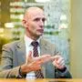 Finanzlandesrat Willibald Ehrenhöfer (ÖVP) im Interview. Im Gespräch zählt er an den Fingern bis drei