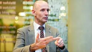 Finanzlandesrat Willibald Ehrenhöfer (ÖVP) im Interview. Im Gespräch zählt er an den Fingern bis drei
