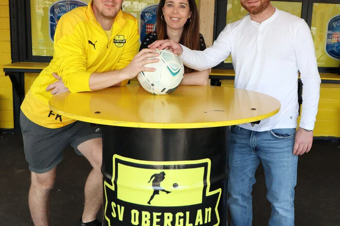 Am Foto von Links: Florian Kogler (Trainer), Christine Gaggl (Sektionsleiterin Frauen) und Manuel Vaschauner (Obmann SV-Oberglan).