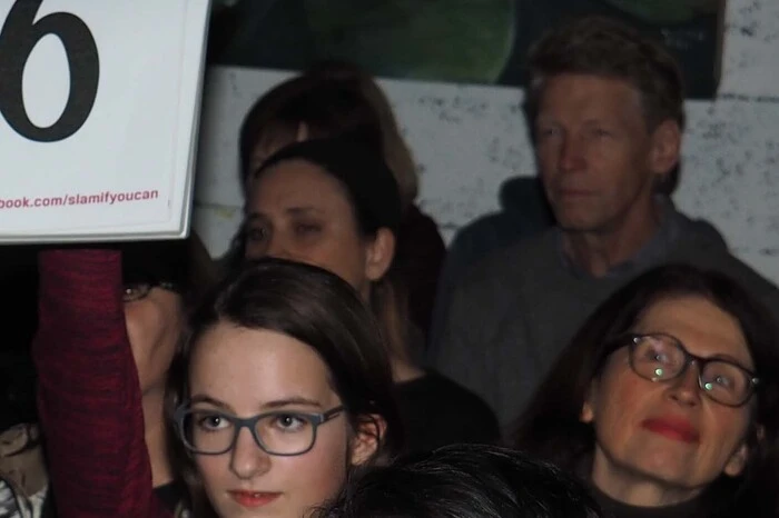 Wie üblich übernahm das Publikum die Jury und bewertete die Texte mit Nummerntafeln. Gewonnen hat Erik Leichter gefolgt von Adina Wilcke und Mario Tomic. Bitte klicken Sie sich durch die Bilder. . .