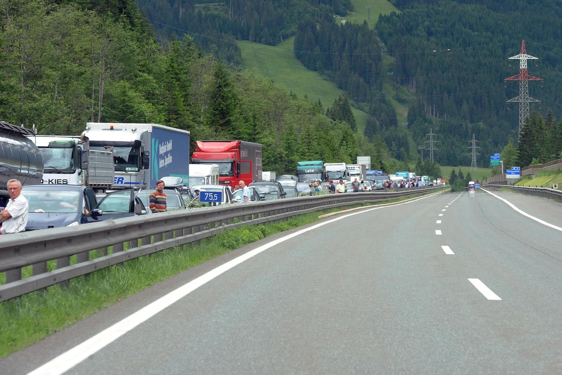 Kilometerlanger Stau: Lkw brennt auf Tauernautobahn in Kärnten