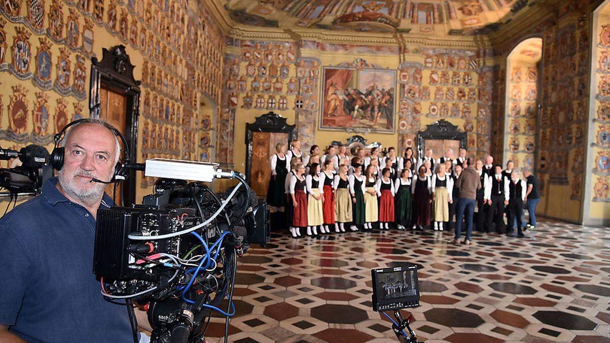 Senegacnik und der Volksliedchor Feldkirchen bei den Dreharbeiten im Klagenfurter Wappensaal