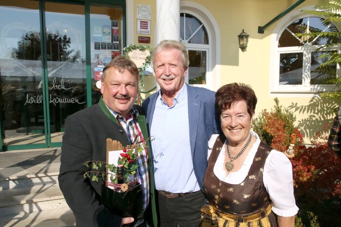 Hausherr Leopold „Poldi“ Krassnitzer - am Foto mit Alt-Bürgermeister Manfred Mitterdorfer (Mitte) und Mutter Mathilde - konnte dazu zahlreiche Gäste aus Politik, Kultur, Sport und Wirtschaft willkommen heißen.