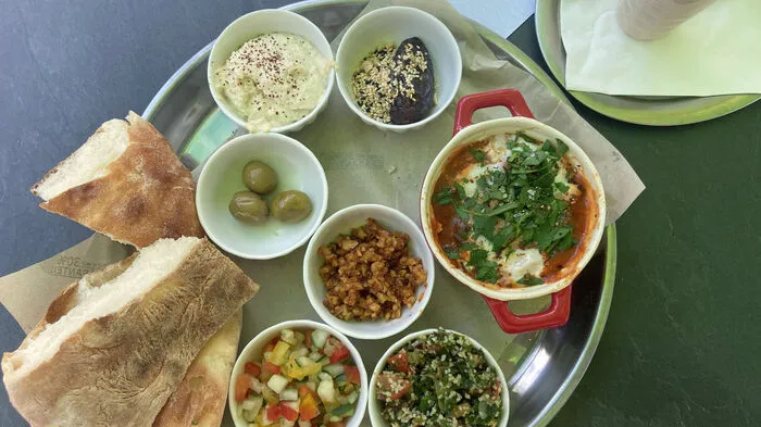 Eine Auswahl an Mezze und Shakshuka zum Frühstück