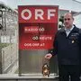 Alfred Gollob mit dem Friedenslicht vor dem ORF-Zentrum in Linz