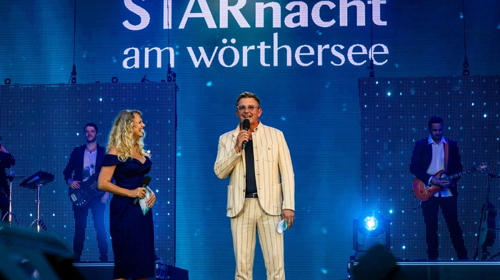 Die Starnacht wurde wieder von Barbara Schöneberger und Hans Sigl moderiert.
