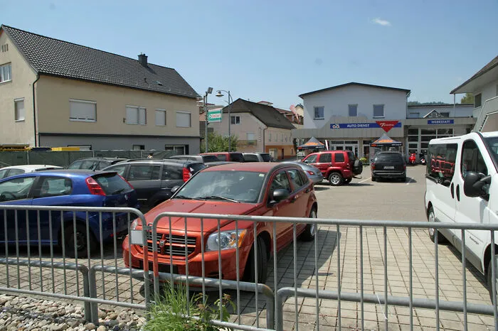 Über einen Teil des Parkplatzes bei der Firma Tonitz soll demnächst die Umleitung führen
