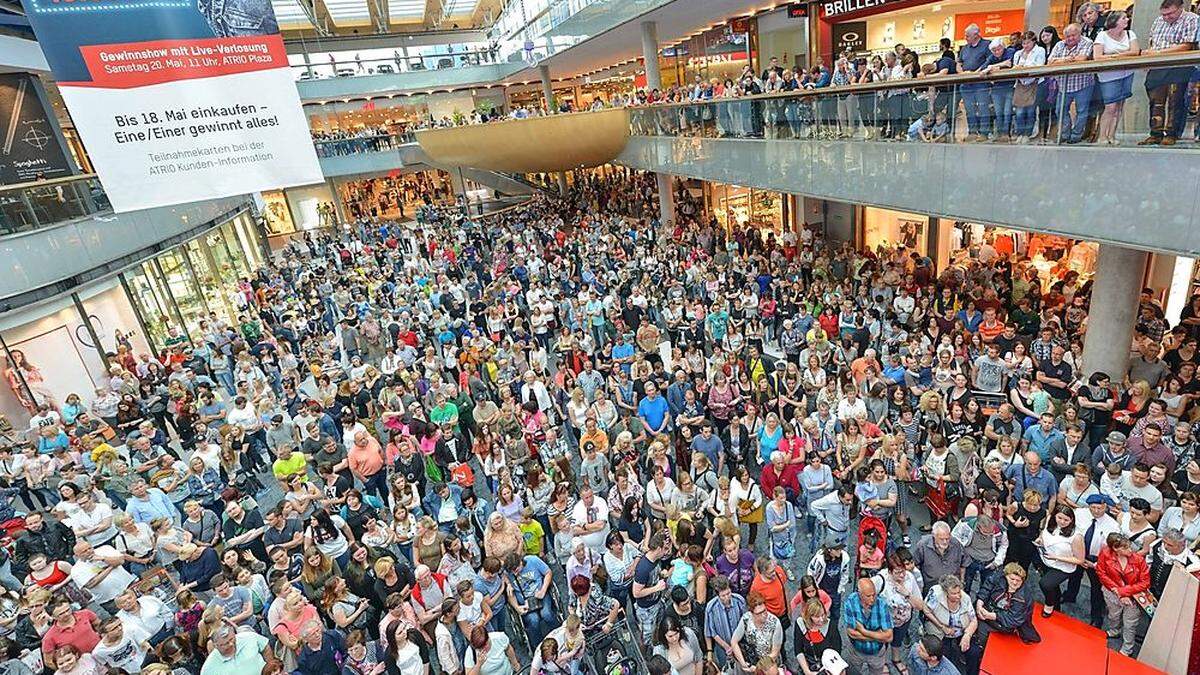 Tausende Menschen stürmten das Atrio waren heiß auf den Hauptgewinn