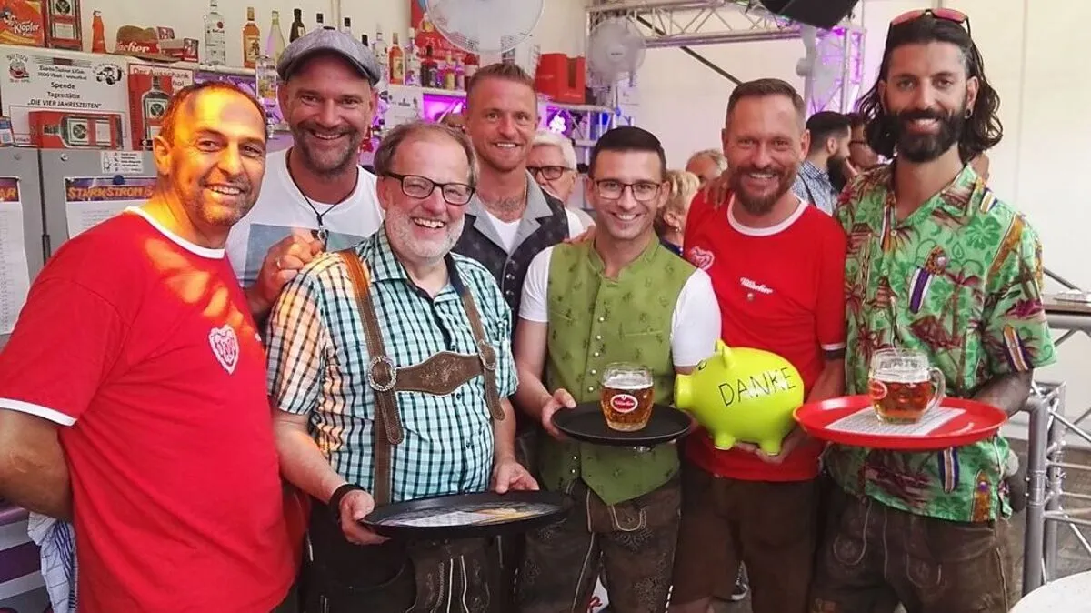 Organisiert wurde der Ausschank von der karitativen Organisation „Beeftisch“ um Robert Seppele (2.v. r.)	