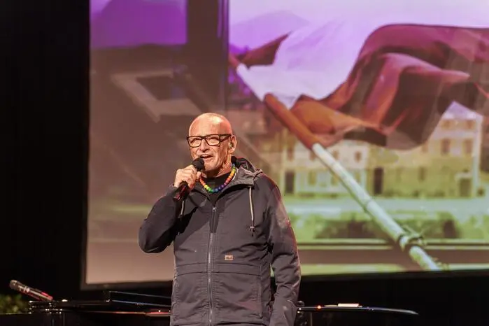 Den krönenden Abschluss bildeten Konstantin Wecker und Jo Barnikel mit ihrem mitreißenden Duo-Programm „Nie wieder Faschismus, nie wieder Krieg!“. 
