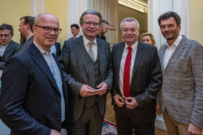Markus Mair (Styria) mit LH Christopher Drexler, Vize-LH Anton Lang und Oliver Pokorny (Krone)