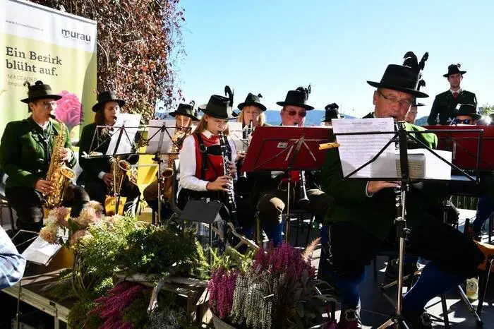 Musikalisch umrahmt wurde das Fest von den Musikvereinen Mariahof und Neumarkt, der Jagdhornbläsergruppe „Dianas Hornklang“, jungen Schuhplattlern aus Kulm, Schüler der Mittelschule Neumarkt, den Grazluppas und dem Murau Flascherl Theater.