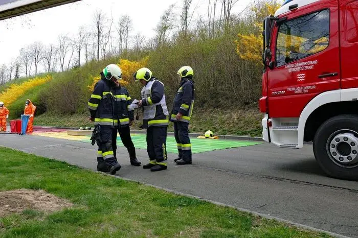 Lkw mit leeren Säure- und Chlorgasbehälter an Bord stand bei Raststation St. Marein in Flammen. Gefahr durch gifitge Dämpfe in unmittelbarer Nähe. Acht Feuerwehren standen im Einsatz. Die ganze Geschichte lesen Sie hier.