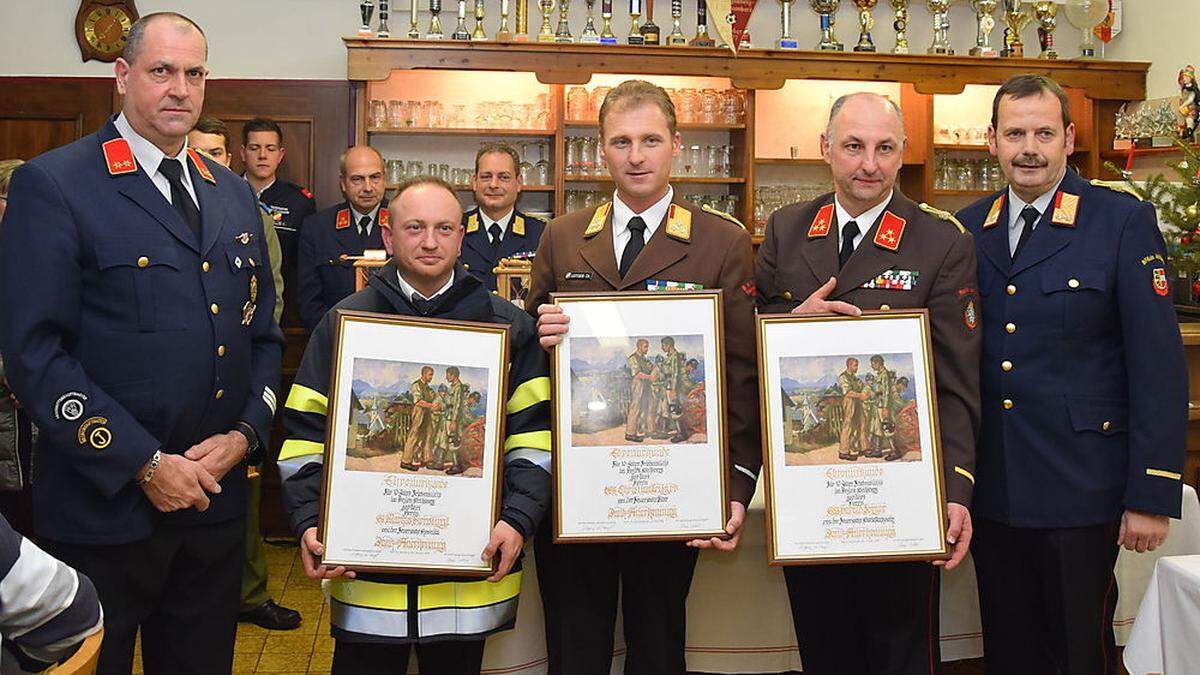 Seit zehn Jahren wird das Friedenslicht von Feuerwehren des Tales entgegen genommen. Anlässlich des Jubiläums wurden Urkunden verteilt