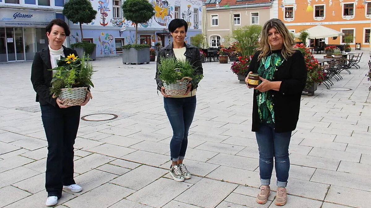 Melanie Praxmaier, Petra Leichtfried und Uschi Kokol freuen sich über den Honig