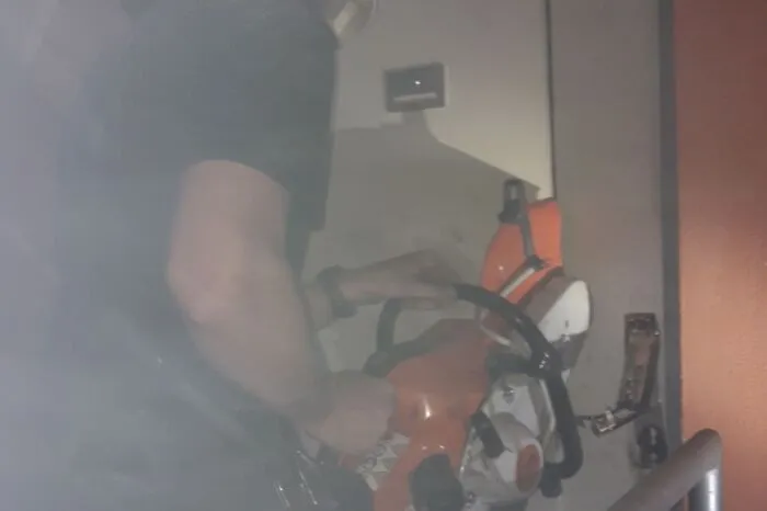 Da der Mieter der Wohnung des Verursachers nicht erreichbar war, wurden von den darunterliegenden betroffenen Mietern die Feuerwehr und die Polizei alarmiert. Die Tür musste von der FF Voitsberg in Beisein der Polizei aufgebrochen werden. Die spezielle Sicherheitstür musste mit einer Rettungssäge aufgeschnitten werden.