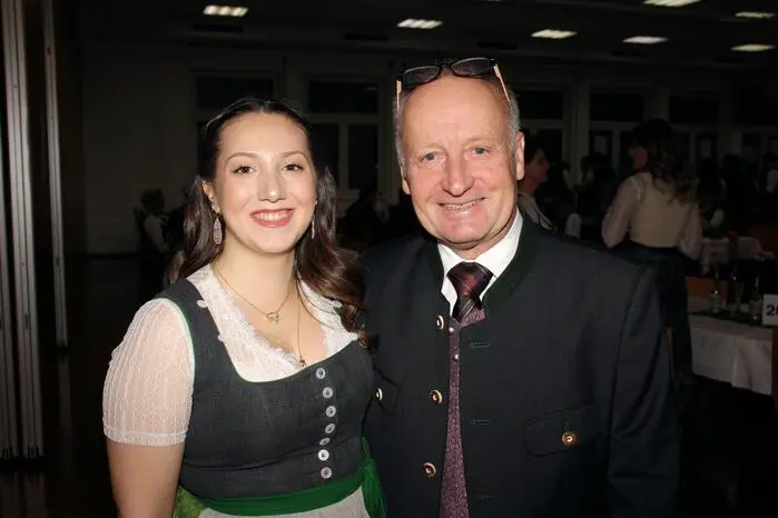 Nach der schwungvollen Eröffnungspolonaise mit über 20 Paaren begrüßten Kammerobmann ÖR Werner Preßler und Landjugend-Bezirksleiterin Jasmin Poparic die Besucher und eröffneten die Ballnacht mit den berühmten Worten „Gute Unterhaltung und alles Walzer“.