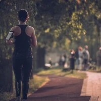 Egal ob man „Easy Run“ oder Zone-2-Lauf sagt: Es geht darum, bei niedriger Intensität zu trainieren
