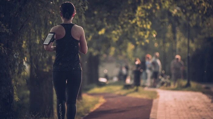 Eine Frau, die im Park läuft